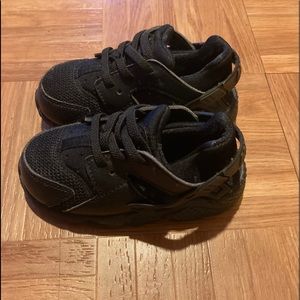 Black nike huarache for toddler